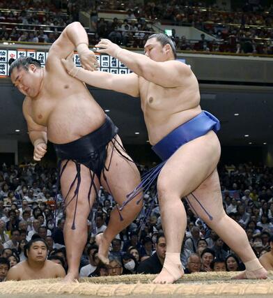 大の里（右）が湘南乃海を押し出しで破る＝両国国技館