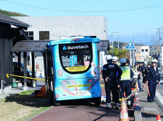 事故を起こした自動運転バス＝１２日午後４時ごろ、弥彦村のおもてなし広場