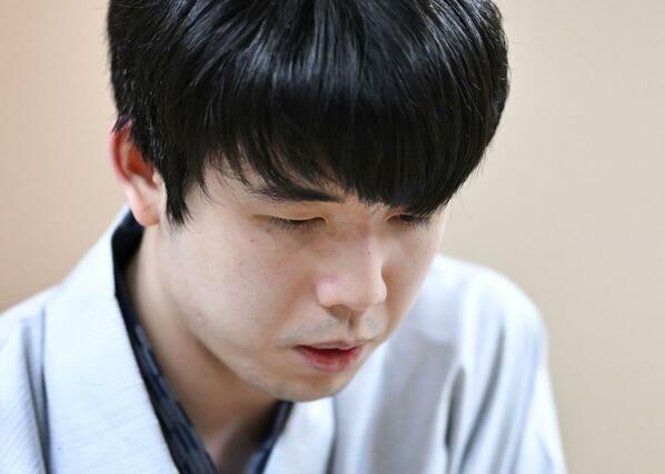 千日手指し直しの末、第50期棋王戦コナミグループ杯第3局で増田康宏八段を破って3連覇を果たし、感想戦に臨む藤井聡太棋王