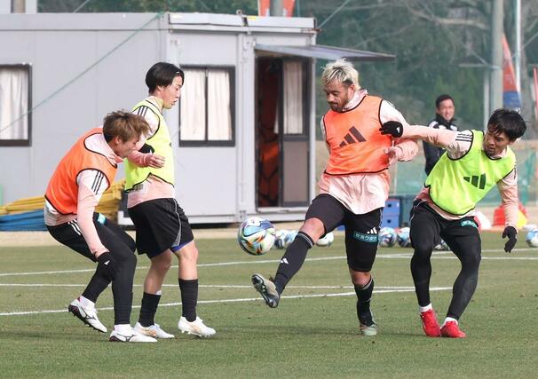 激しく競り合うＤＦ舞行龍ジェームズ（右から２番目）ら＝宮崎県都城市