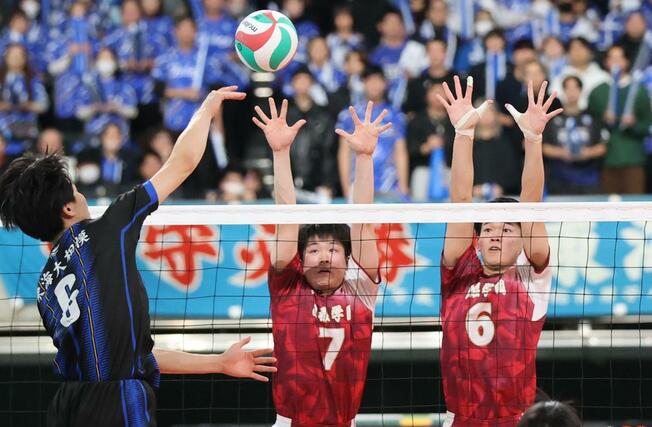 バレーボール全日本高校選手権男子２回戦　東海大相模（神奈川）－関根学園　第２セット、関根学園の番場翔（７）、藤川寛大（６）がブロックに跳ぶ＝２０２６年１月７日、東京体育館