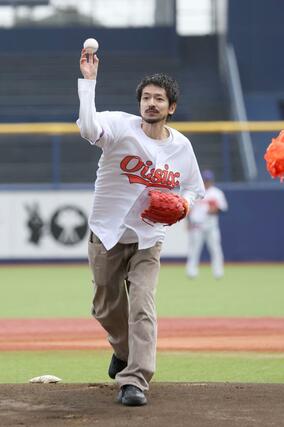 始球式で投げるけんいちさん