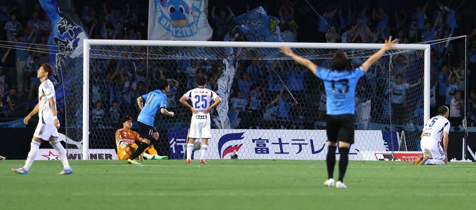 川崎－新潟　後半、さらに追加点を奪われ０－３とされる新潟＝Ｕ等々力