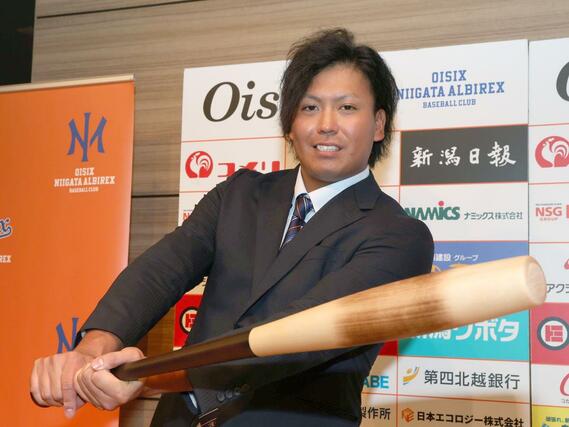 巨人から育成５位指名を受けたオイシックスの知念大成外野手＝新潟日報メディアシップ