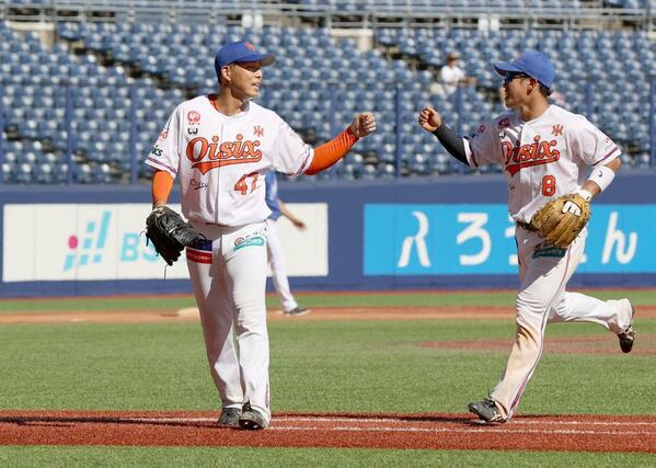 ５回のピンチを乗り越え、ほっとした表情を浮かべる笠原祥太郎（左）＝エコスタ