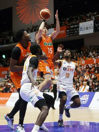 新潟-岡山 第3クオーター、濱田貴流馬がシュートを決め59-53=アオーレ長岡