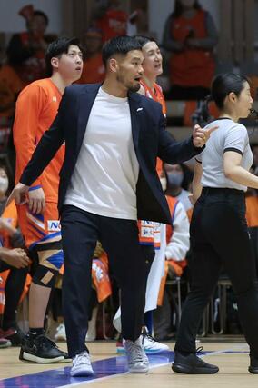 鵜澤潤ヘッドコーチに代わり急きょチームを指揮した佐藤優樹アシスタントコーチ（中央）＝アオーレ長岡