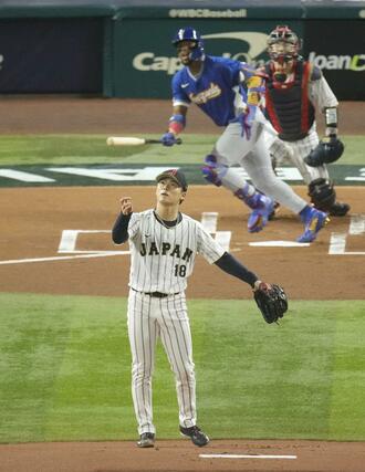 １回、ベネズエラのアクーニャ（奥）に先制本塁打を浴びた山本。捕手若月＝マイアミ（共同）