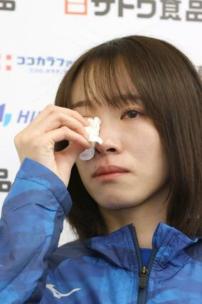 取材中、涙を拭う広田