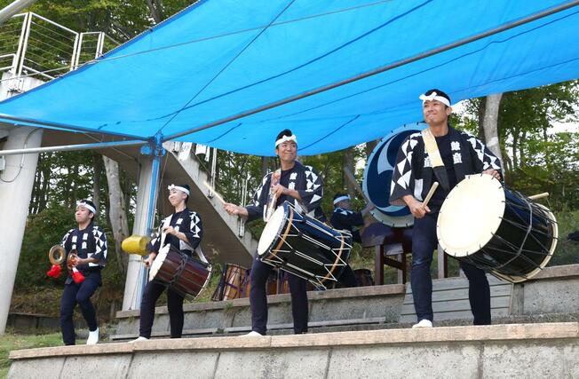 山古志闘牛場で鼓童による演奏が行われた＝１０月２３日、長岡市山古志南平乙の山古志闘牛場