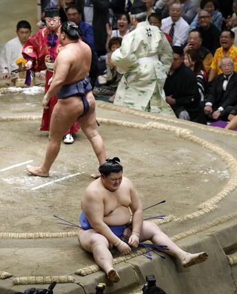 大相撲夏場所千秋楽で豊昇龍（上）に上手ひねりで敗れた大の里＝２５日、東京・両国国技館