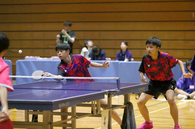 男子団体で優勝した直江津東。主将、鈴木瑛佑（右）と福村海斗ペア＝７月１２日、小千谷市総合体育館