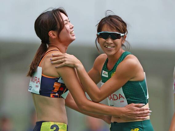 女子800メートル決勝 ゴール後笑顔を見せる山田はな(わらべや日洋・新潟南高出)(右)=デンカビッグスワン