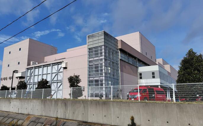 三条市清掃センターで発生した火災の現場＝１３日午前１０時すぎ、三条市福島新田