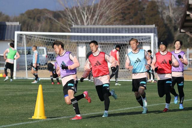 持久走する選手たち＝１月２１日、宮崎県西都市の清水台総合公園