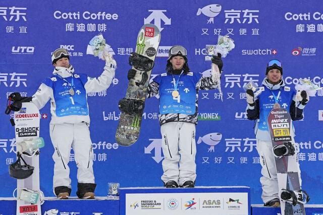 男子で優勝し、笑顔を見せる平野歩夢。左は2位の戸塚優斗、右は3位の平野流佳=張家口・密苑(共同)
