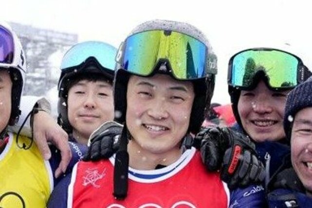 フリースタイルスキー男子スキークロスで４位の古野慧（共同）