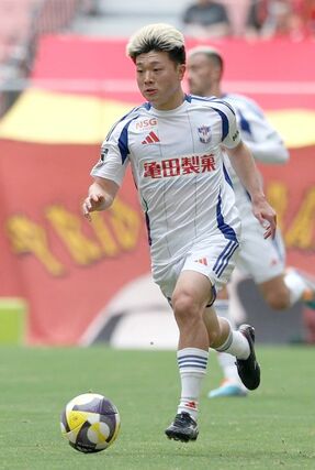 名古屋－新潟　前半、突破するＦＷ小見洋太＝３１日、豊田スタジアム