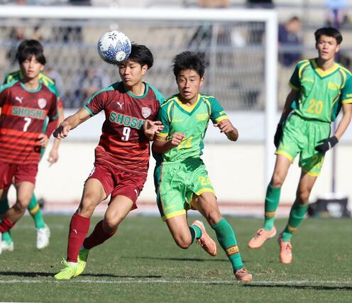 尚志―帝京長岡　後半、相手と競り合う帝京長岡のＭＦ茂木勇樹＝浦和駒場スタジアム