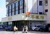 　中国遼寧省丹東で開店準備中の新しい北朝鮮レストラン＝１２日（共同）