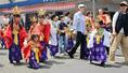 あでやかな着物姿で子どもたちが会場を練り歩いたきものまつり＝３日、十日町市