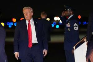 米フロリダ州の空港に到着したトランプ大統領=25日(AP=共同)