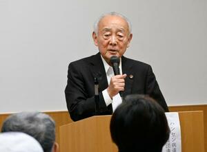 講演する徳田靖之弁護士=21日午後、東京都内