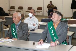 オンライン中継で、熊本地裁の判決結果を見て落胆する新潟水俣病第5次訴訟原告団長の皆川栄一さん(右)ら=22日、新潟市中央区