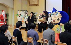 音楽デュオ「ひなた」などが出演した、県立吉田特別支援学校のコンサート=燕市吉田大保町
