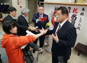 当選後、取材に応じる林茂男さん=11月24日、南魚沼市