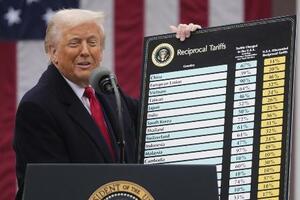 ホワイトハウスで相互関税を発表するトランプ米大統領=4月2日、ワシントン(AP=共同)