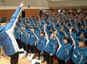 2020年の全中スキー大会で、気勢を上げる新潟の選手たち=長野県野沢温泉村