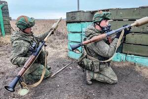 ロシア人教官から銃器の訓練を受ける北朝鮮兵ら=4月(タス=共同)