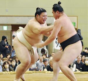 相撲を取る稽古を再開した大の里(左)=茨城県大洗町