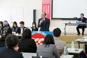 春闘方針を決定した連合新潟の地方委員会であいさつする小林俊夫会長＝３０日、新潟市中央区