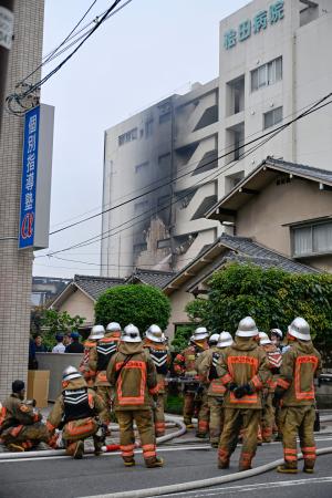 火災があった広島市佐伯区の現場付近=24日午後5時48分