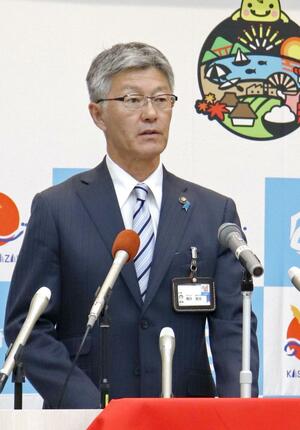 会見する柏崎市の桜井雅浩市長=7日、柏崎市役所