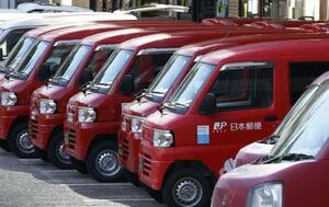 郵便局に並ぶ軽バン=6月、東京都港区