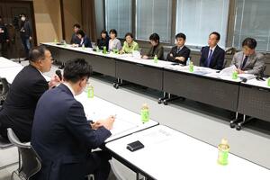 県など自治体関係者や新潟水俣病の被害者と懇談する超党派の国会議員=28日、新潟市中央区