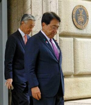 ラトニック米商務長官との会談後に商務省を出る赤沢経済再生相(右)=27日、ワシントン(共同)