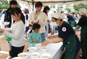 能登半島の郷土料理が振る舞われた赤十字地域ふれあいまつり=新潟市中央区関屋下川原町1