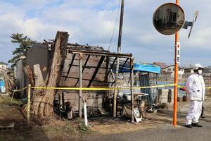 無人販売所の火災現場＝１２日、新潟市西区五十嵐１の町
