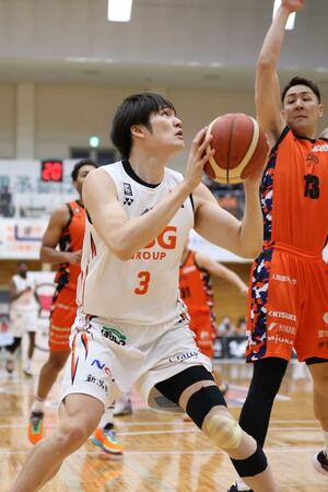 愛媛-新潟 第1クオーター、シュートをうかがう大矢孝太朗=伊予市民体育館