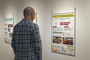宮城県石巻市の門脇小で始まった新潟県中越地震を振り返る企画展=10月5日午前
