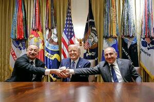 8日、ワシントンで会談し手を合わせる(左から)アゼルバイジャンのアリエフ大統領、トランプ米大統領、アルメニアのパシニャン首相(アゼルバイジャン大統領府提供・共同)