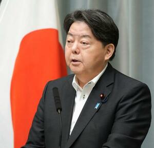 記者会見する林官房長官=12日午前、首相官邸