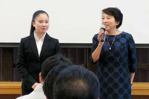 　フィギュアスケート・アイスダンスの吉田唄菜（左）とフジワラテクノアートの藤原恵子社長＝２０１９年１１月、岡山市