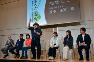 「ふるさとの光」発見プロジェクトの発表会で、広島県庄原市の魅力をアピールする地元ガイド(中央)ら=9日午後、広島市南区