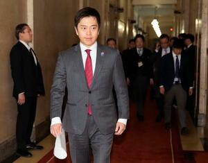 　高市首相との会談に臨む日本維新の会の吉村代表＝１７日午後、国会