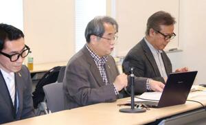 　記者会見する日本障害者協議会の薗部英夫副代表（中央）ら＝２２日午後、国会